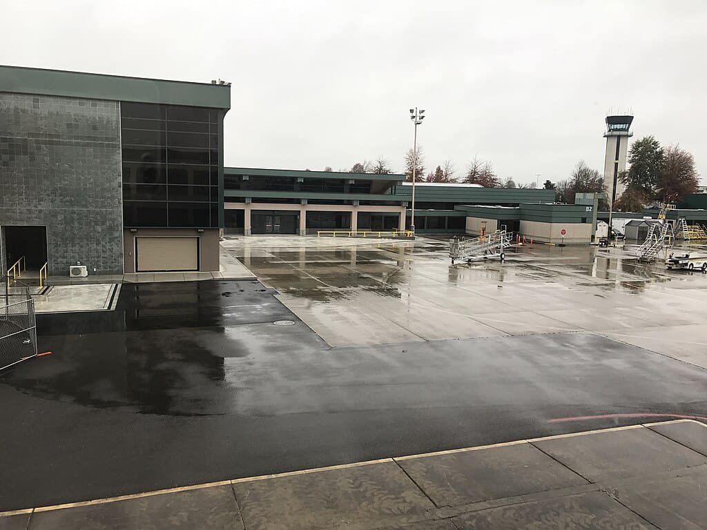 1024px-Eugene_Airport_Expanded_terminal_with_B_gate_concourse