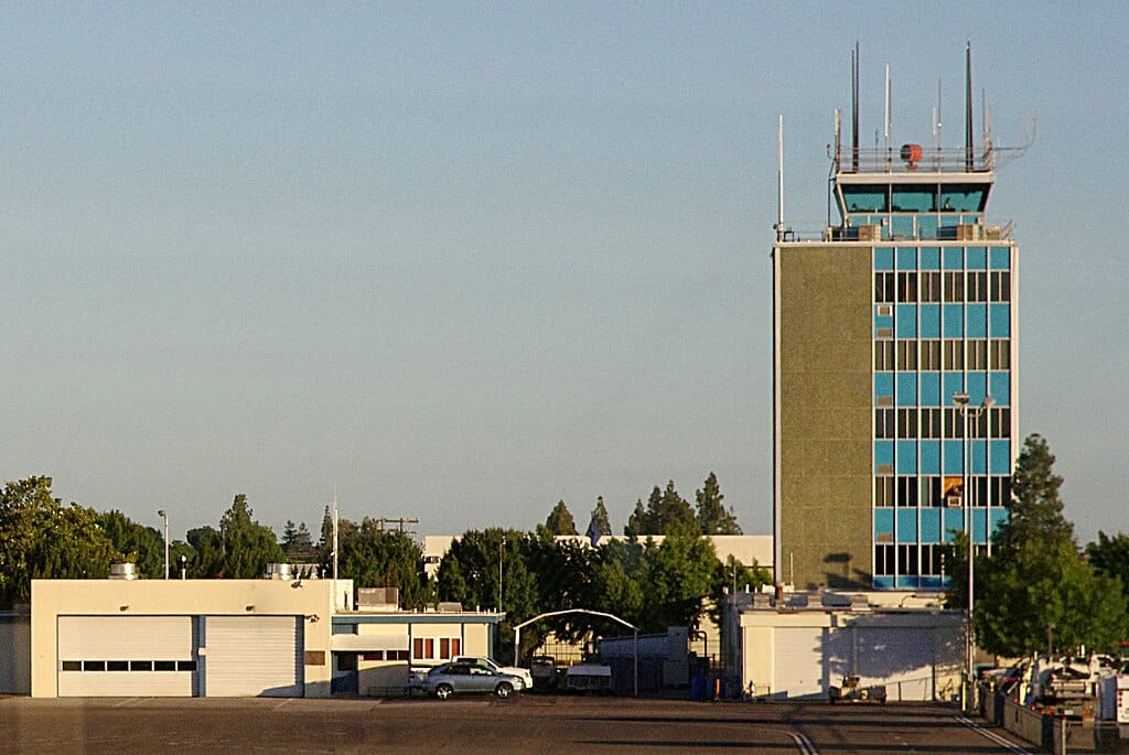 1024px-Fresno_Yosemite_International_Airport_control_tower