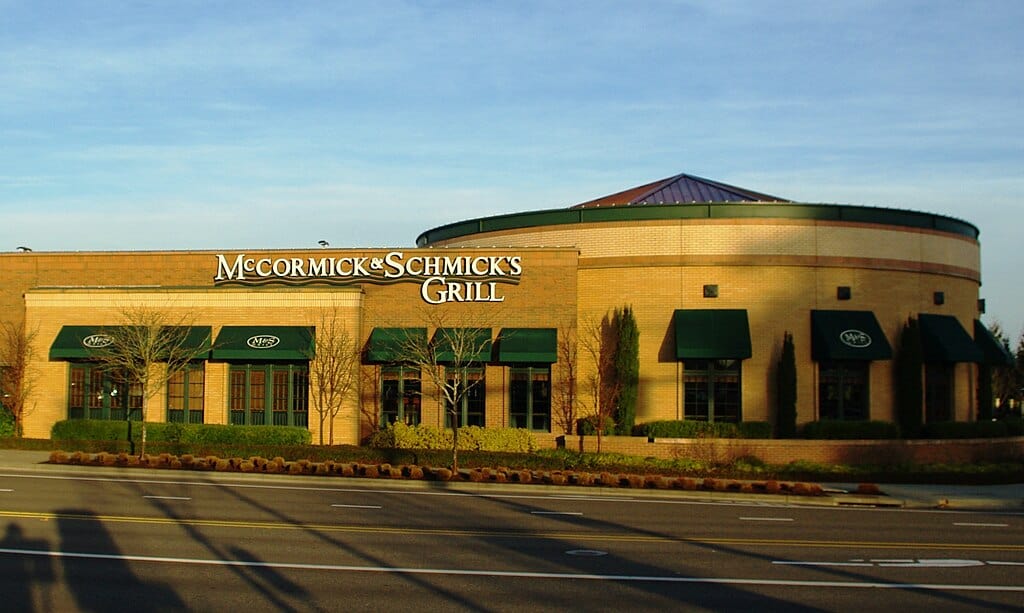 1024px-McCormick_and_Schmicks_Grill_-_Tigard,_Oregon