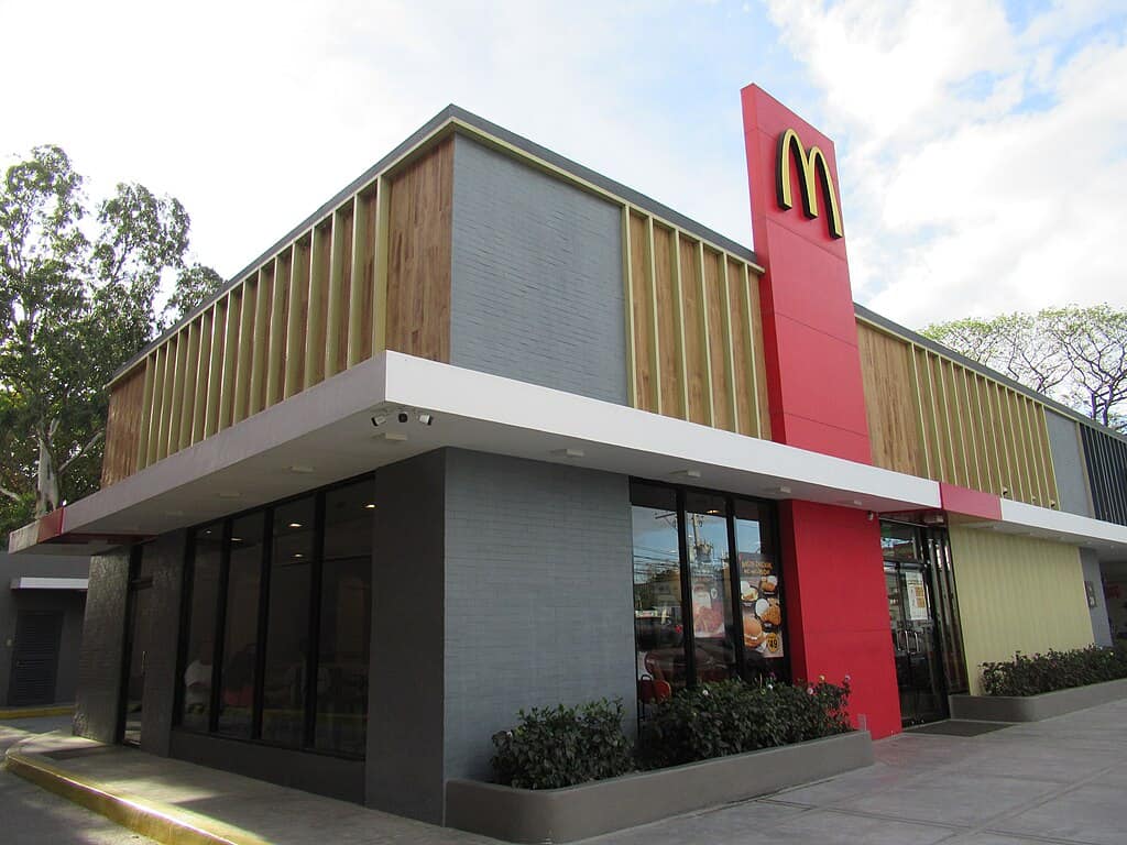 1024px-McDonald's_restaurants_(San_Simon,_Pampanga)_01