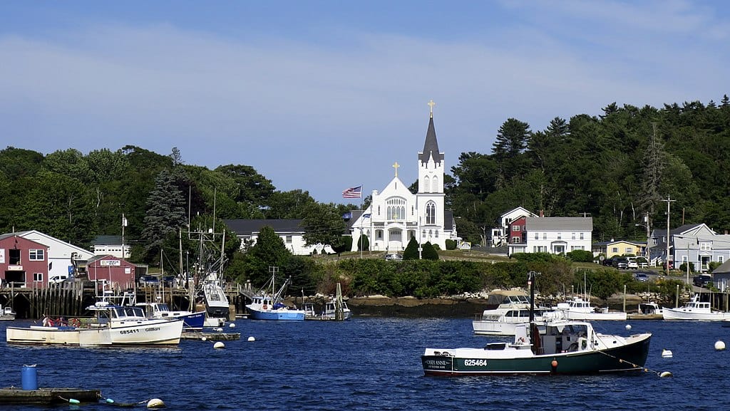 1024px-Our_Lady_Queen_of_Peace_Catholic_Church_(Boothbay_Harbor,_Maine)_-_view_from_the_harbor_3