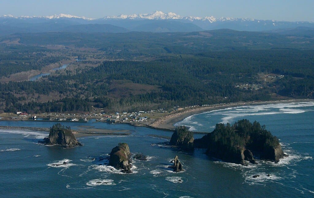 1024px-Quileute_Nation_&_La_Push,_Washington_-_panoramio