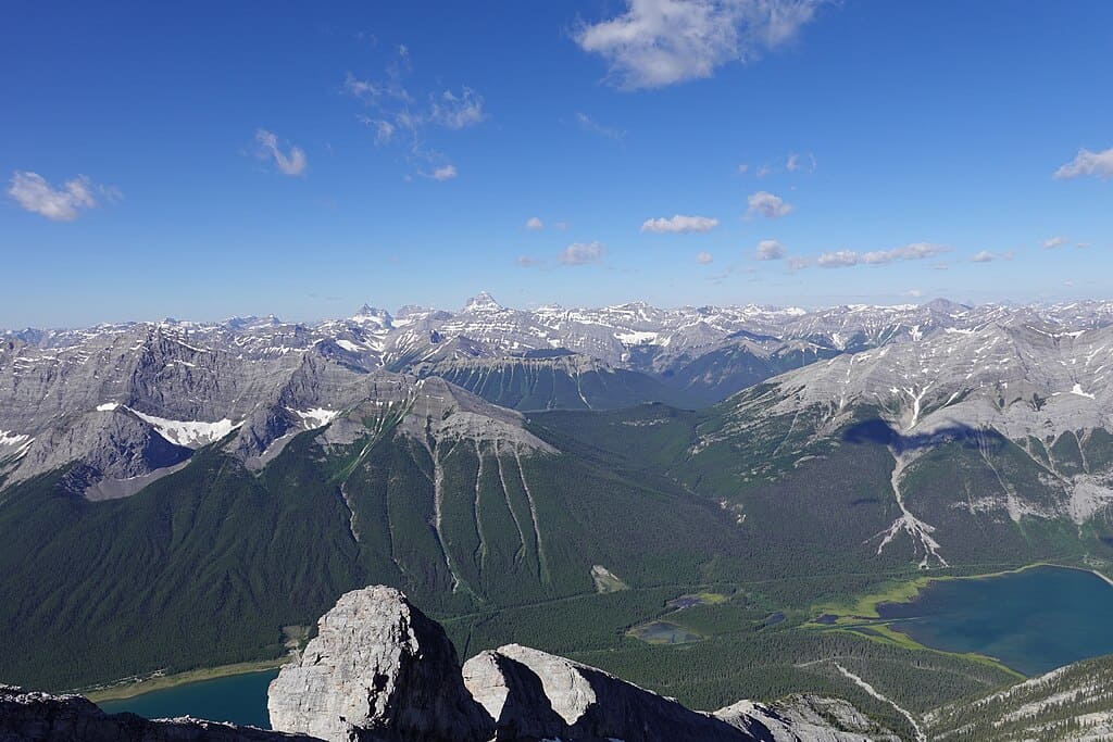1024px-Rocky_mountain,_Spray_Lakes_Reservoir_and_Goat_Pond
