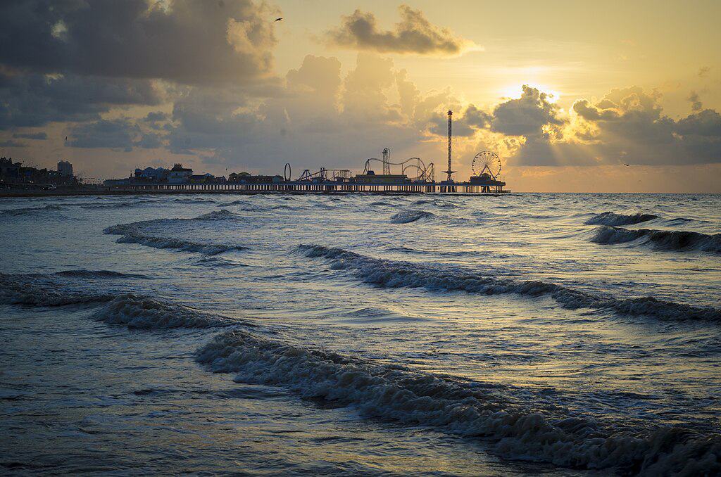 1024px-Sunset_at_Galveston_Beach,_Texas
