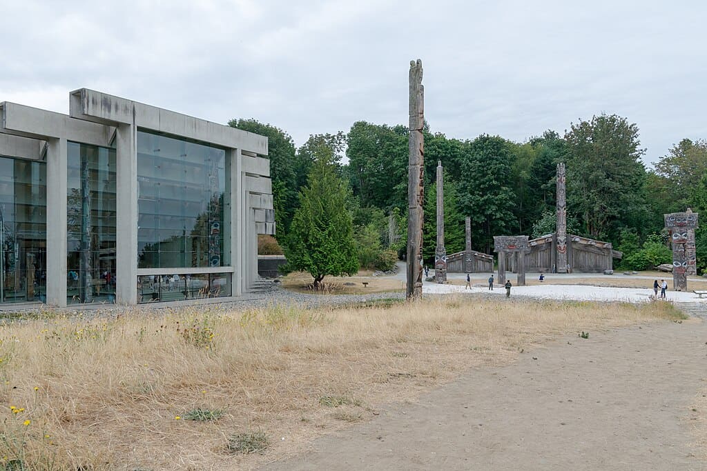 1024px-UBC_Museum_of_Anthropology_04