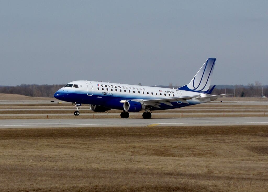 1024px-UnitedExpress,_takeoff,_GRR