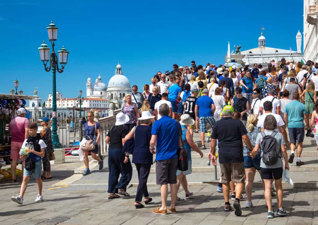 venice crowded tourist entry gate