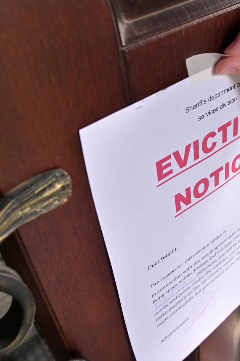 Stories about strangers walking into a house and somehow staying there sound like internet exaggeration. In reality, squatter and tenant laws in many states give anyone living in a property surprising leverage, even when the deed is clearly in someone else’s name. Police often step back and tell both sides to sort it out in civil court. That leaves owners paying lawyers, losing time, and watching someone else control their space. At the same time, a political backlash is reshaping the rules.