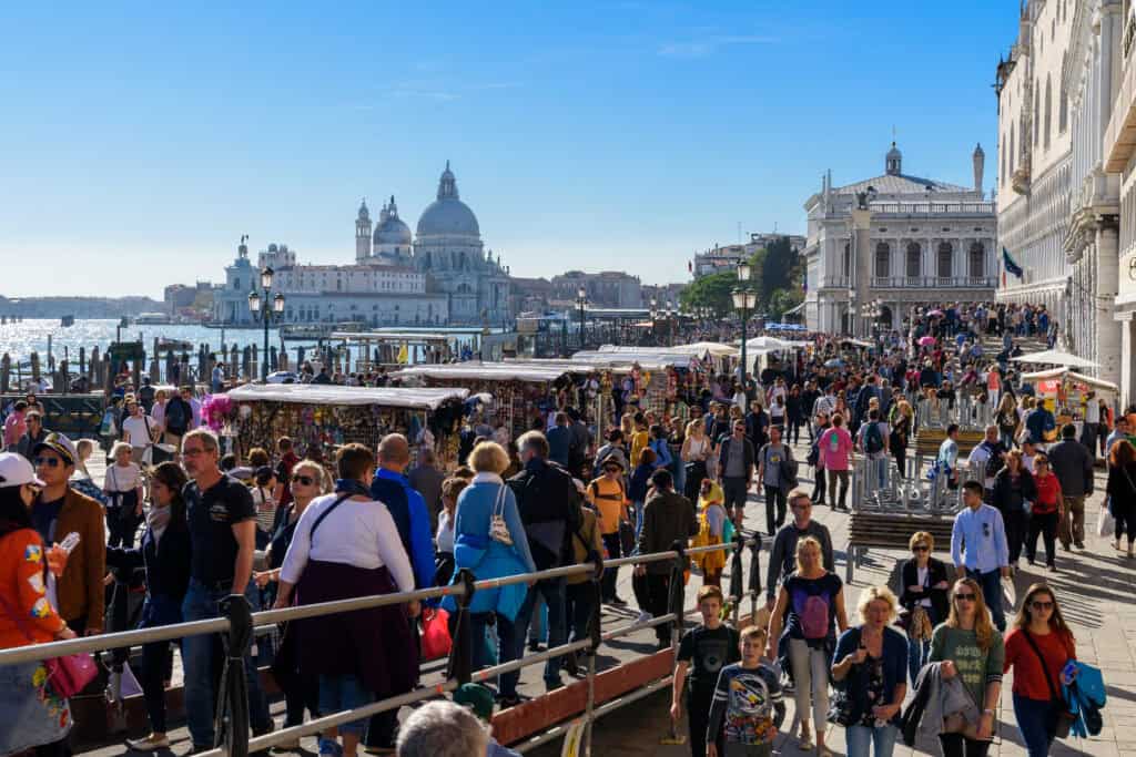 venice crowded tourist entry gate