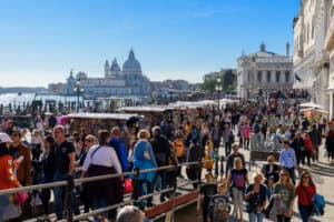 venice crowded tourist entry gate