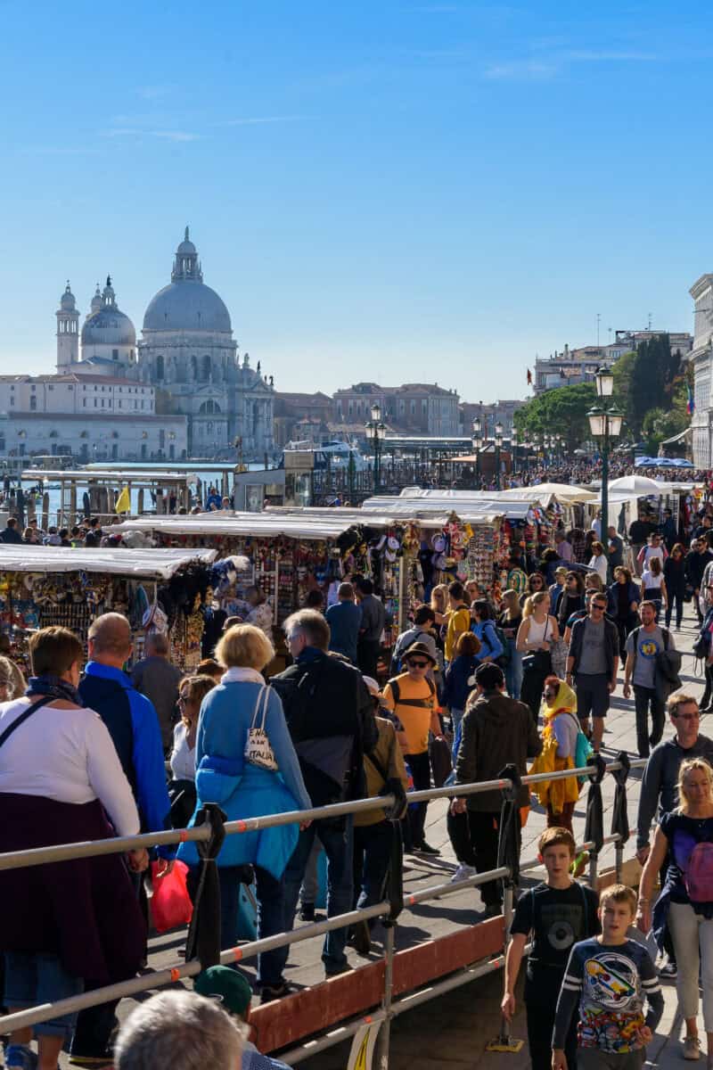 venice crowded tourist entry gate