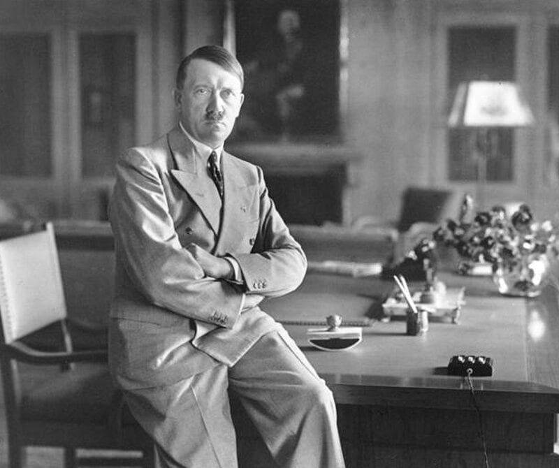 Bundesarchiv_Bild_146-1990-048-29A,_Adolf_Hitler_retouched-2