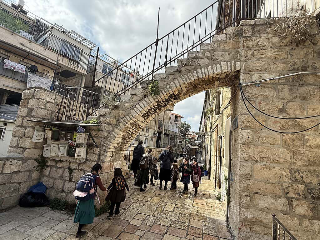 1024px-125287_jerusalem_-_mea_shearim_PikiWiki_Israel