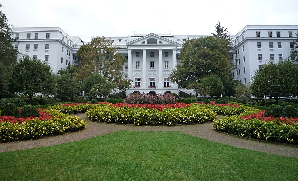 1024px-2008-0831-TheGreenbrier-North