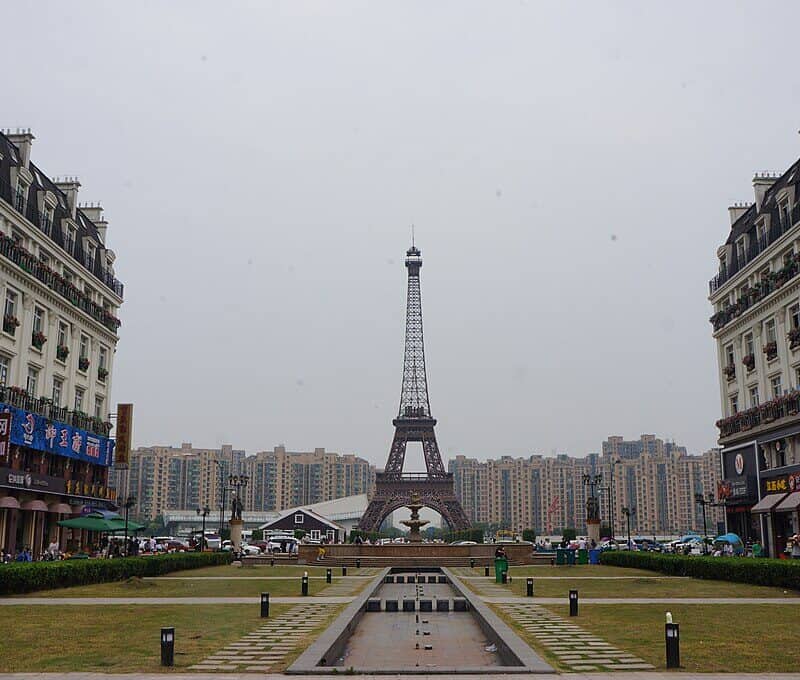 1024px-201806_Eiffel_Tower_viewed_from_Xiangxie_Road