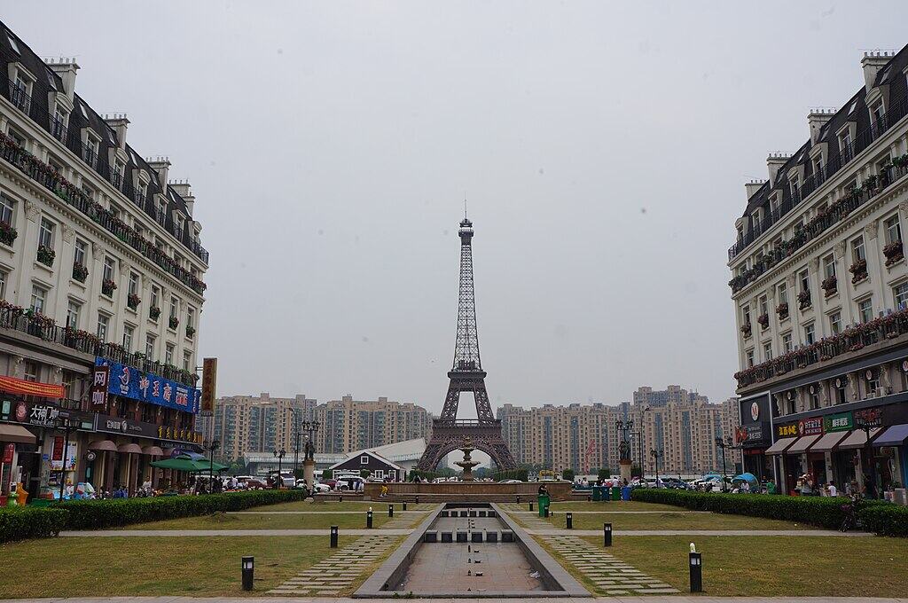 1024px-201806_Eiffel_Tower_viewed_from_Xiangxie_Road
