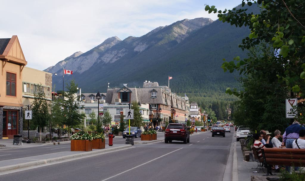 1024px-Banff_Avenue,_Banff_(7889960184)
