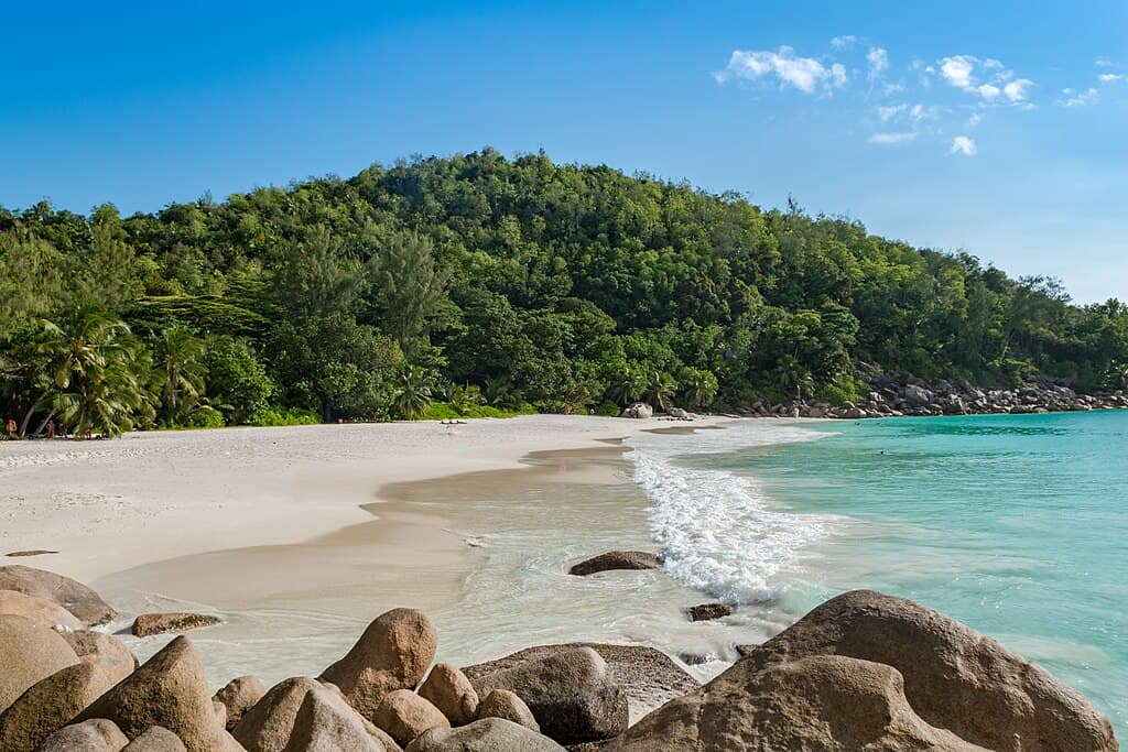 1024px-Beach_Anse_Georgette,_Anse_Georgette,_Praslin_Seychelles_islands_(25745928388)
