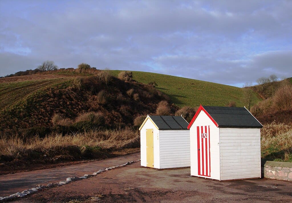 1024px-Beach_huts,_Broadsands_beach_-_geograph.org.uk_-_1767661