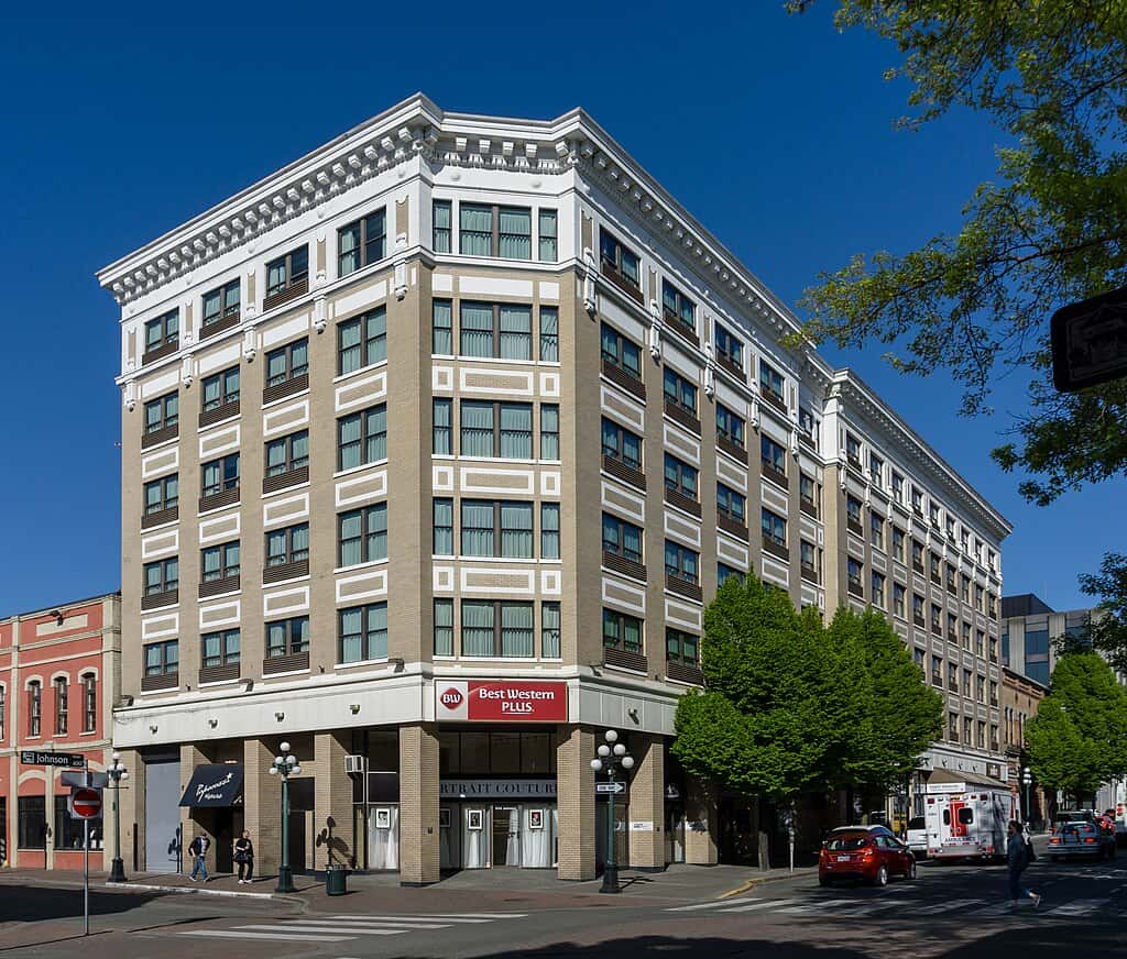 1024px-Best_Western_Plus_Carlton_Plaza_Hotel,_Victoria,_British_Columbia,_Canada_03