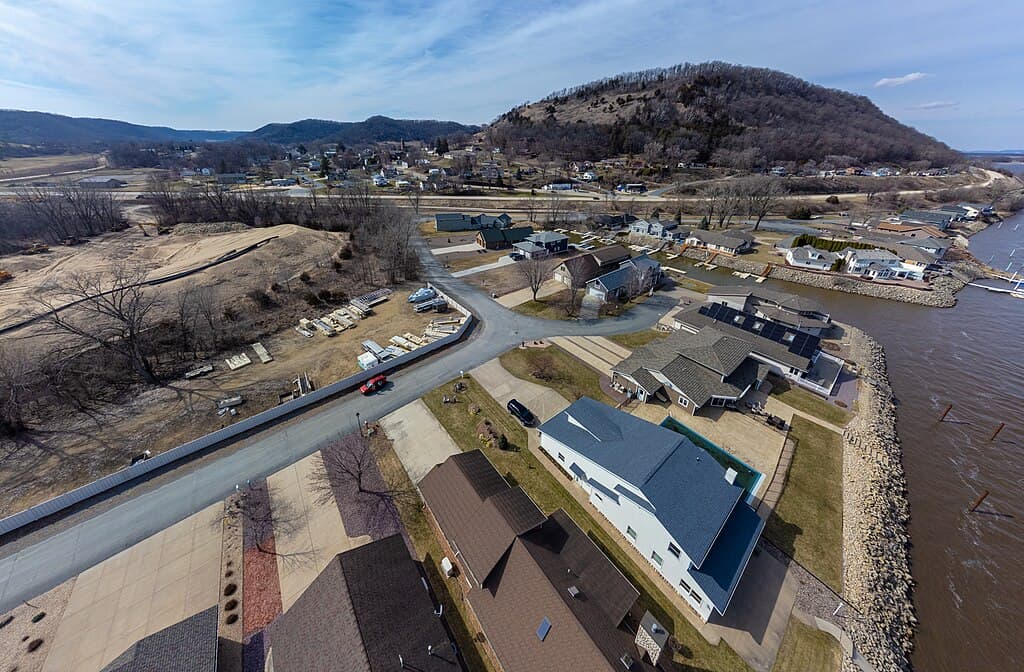 1024px-Brownsville,_Minnesota