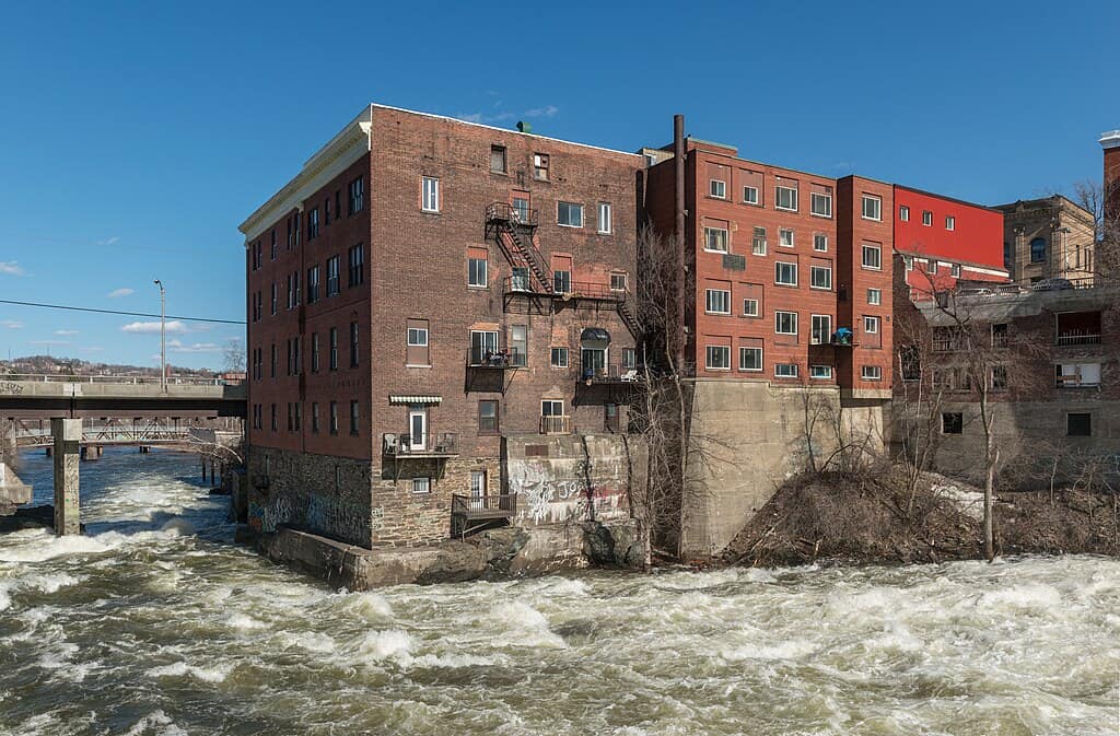1024px-Buildings_located_at_River_Magog_and_Rue_Dufferin,_Sherbrooke_20170414_1