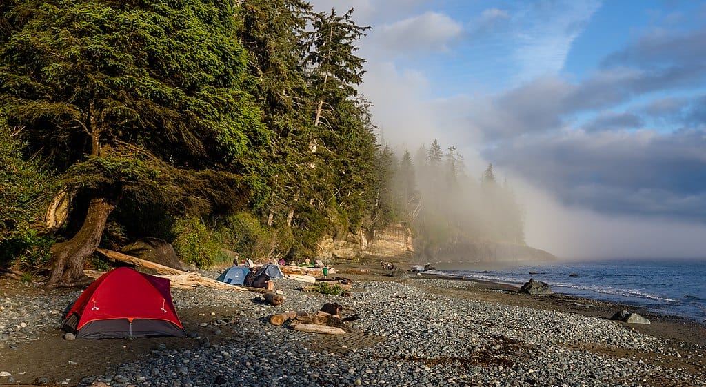 1024px-Campsite_at_Mystic_Beach,_Vancouver_Island,_Canada