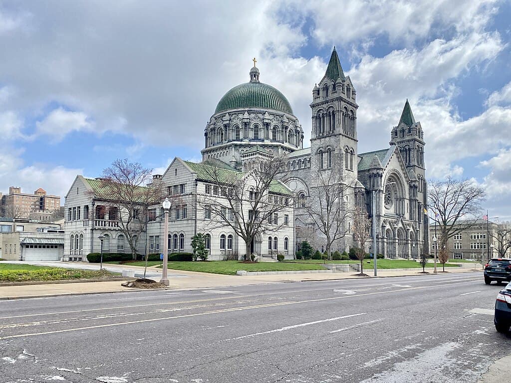 1024px-Cathedral_Basilica_of_St._Louis,_Lindell_Boulevard_and_Newstead_Avenue,_Central_West_End,_St._Louis,_MO_-_53131787531