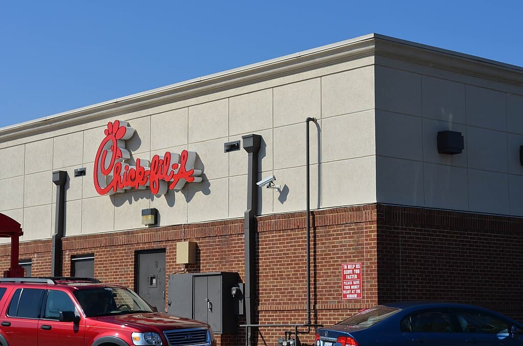 1024px-Chick-fil-A_(6965915403)