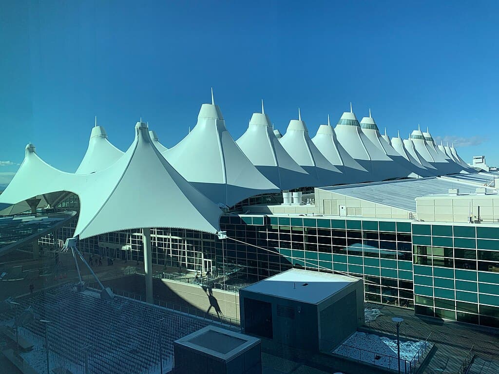 1024px-Denver_International_Airport_Feb_19_2021