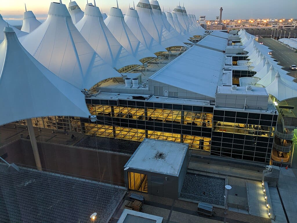 1024px-Denver_International_Airport_Main_Terminal_at_dusk_1