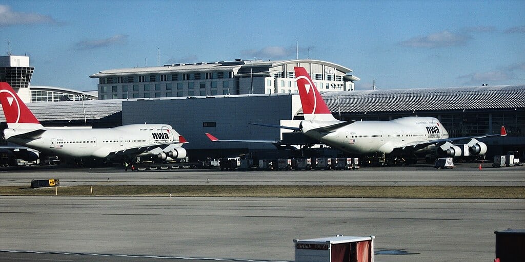 1024px-Detroit_Metropolitan_Wayne_County_International_Airport,_Detroit,_Michigan,_USA_-_panoramio_(1)