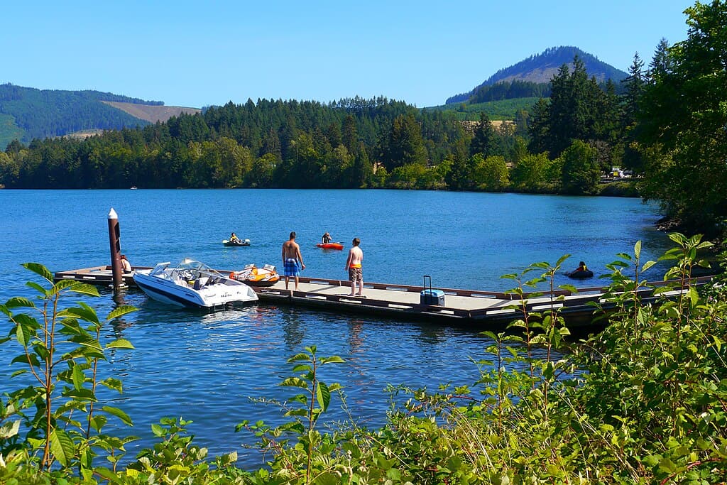 1024px-Dexter_Lake_in_Lane_County,_Oregon_(29040612622)