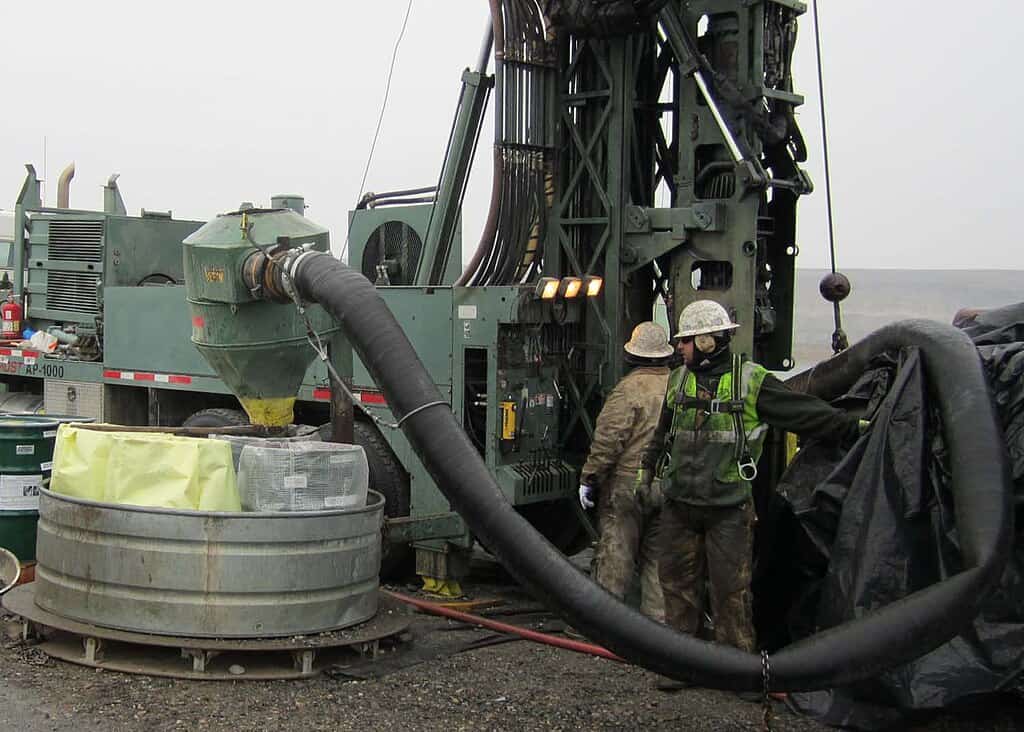 1024px-Drilling_at_the_Hanford_site_(7631786036)