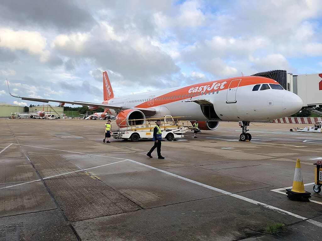 1024px-EasyJet_A321-200neo_at_LGW_-_53096596623