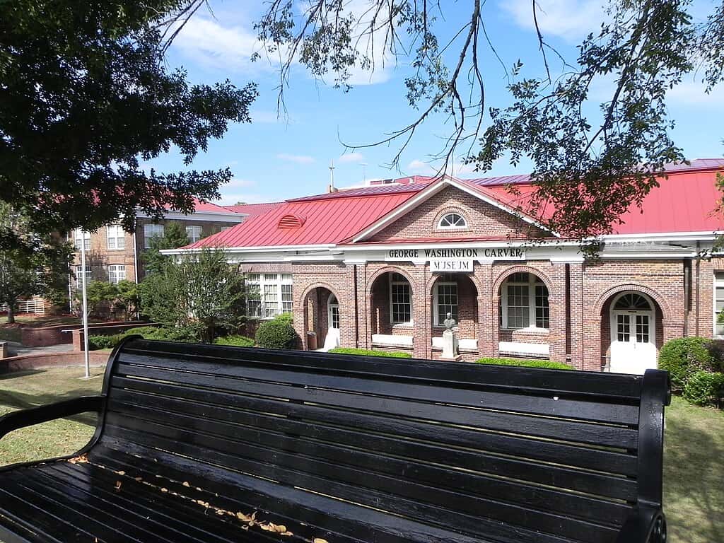 1024px-George_Washington_Carver_Museum_at_Tuskegee_University