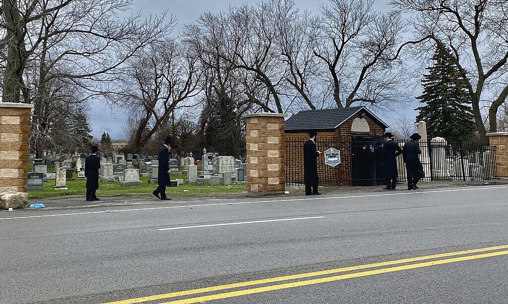 1024px-Hasidic_mourners_at_the_tomb_of_Rabbi_Eliyahu_Yosef_Rabinowitz,_B'nai_Israel_Cemetery,_Cheektowaga,_New_York_-_20220407