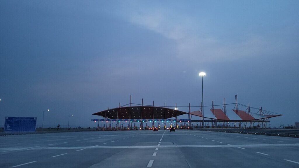 1024px-Hilalpur_Toll_Plaza_(38037)-2