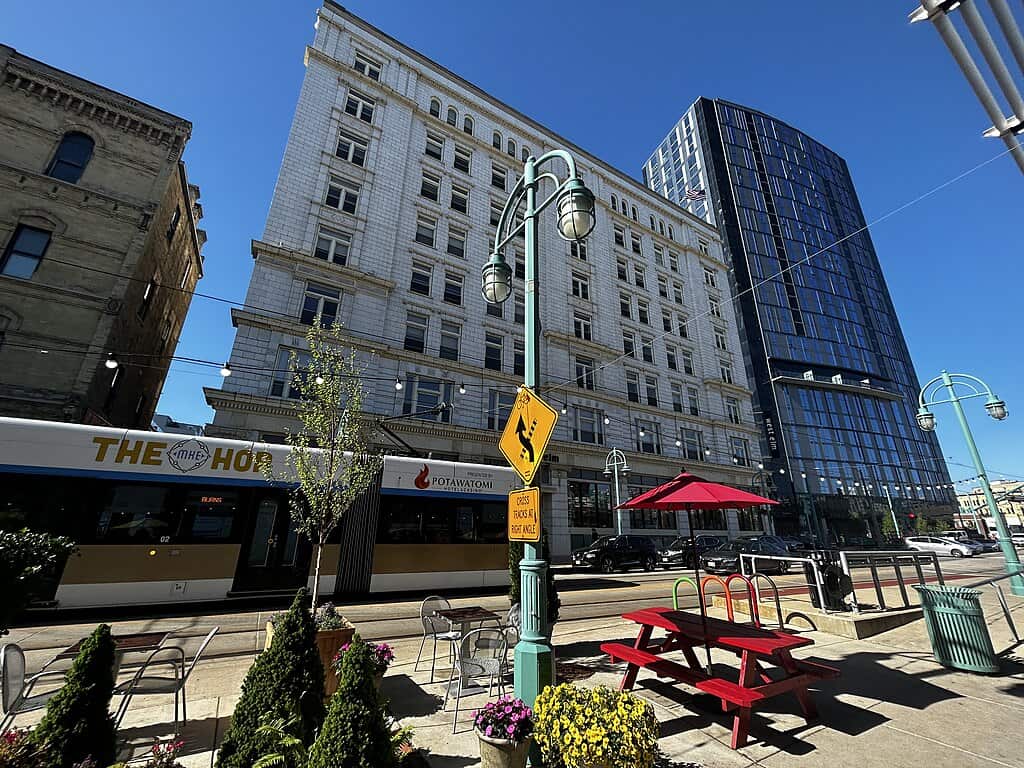 1024px-Historic_Third_Ward_in_Milwaukee_photographed_in_June_2024_—8299