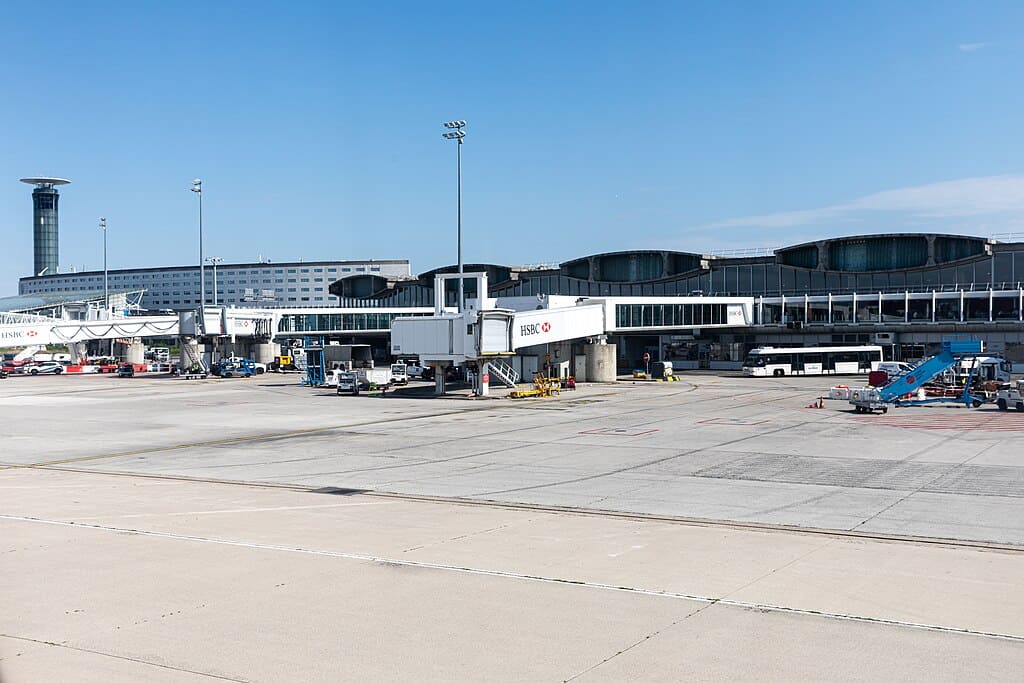 1024px-Jet_bridge,_Paris-Charles_de_Gaulle_Airport,_Roissy_(SIAE2156)