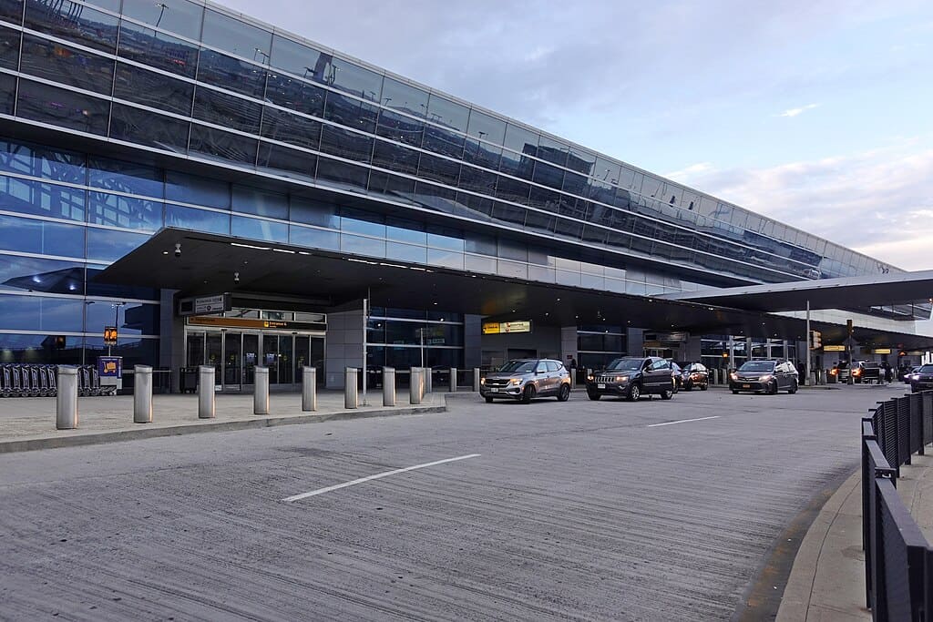 1024px-John_F._Kennedy_Airport_T8_20240602