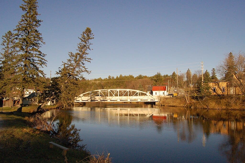 1024px-Kawartha_Lakes,_ON,_Canada_-_panoramio_(2)