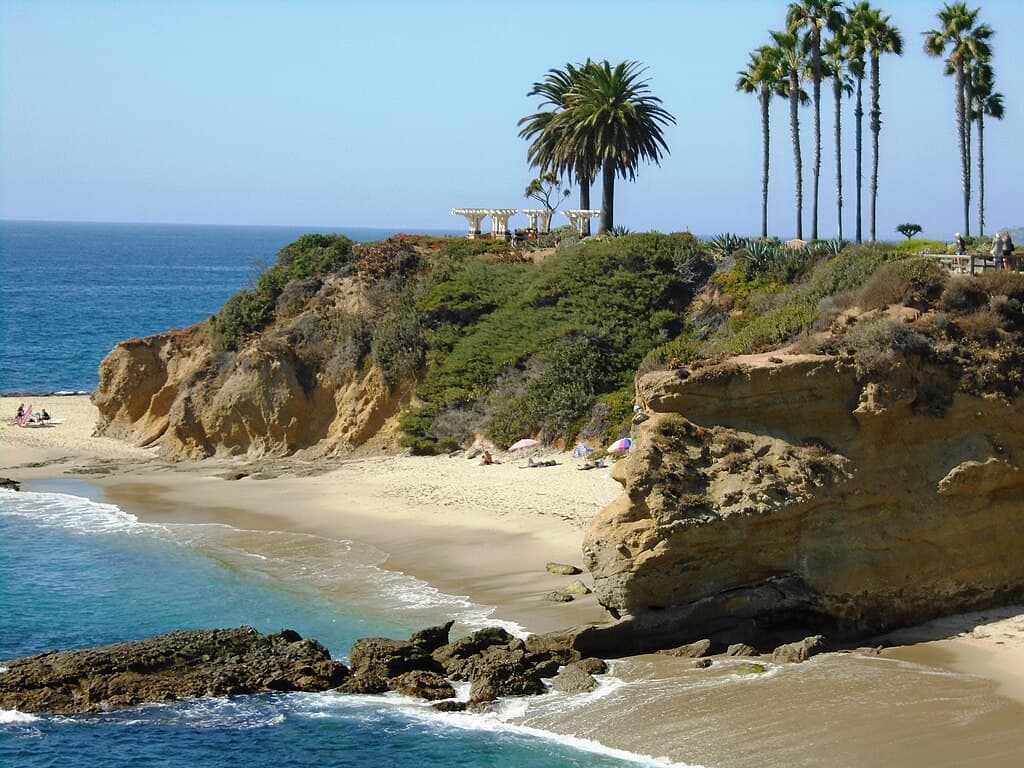 1024px-Middle_Man_Cove,_Laguna_Beach_from_south