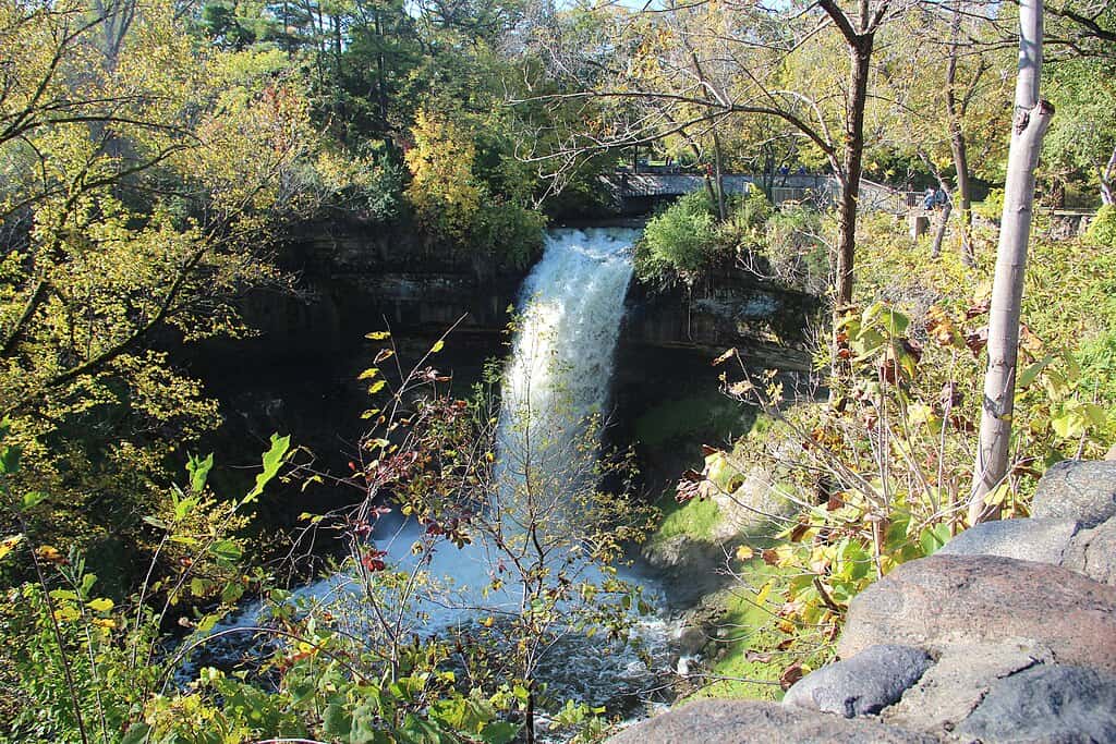 1024px-Minnehaha_Park_(Minneapolis),_Oct_2017_1