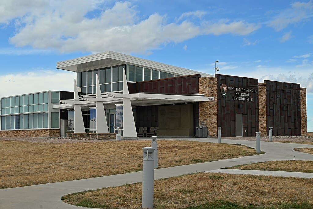 1024px-Minuteman_Missile_National_Historic_Site_Visitor_Center,_SD,_US