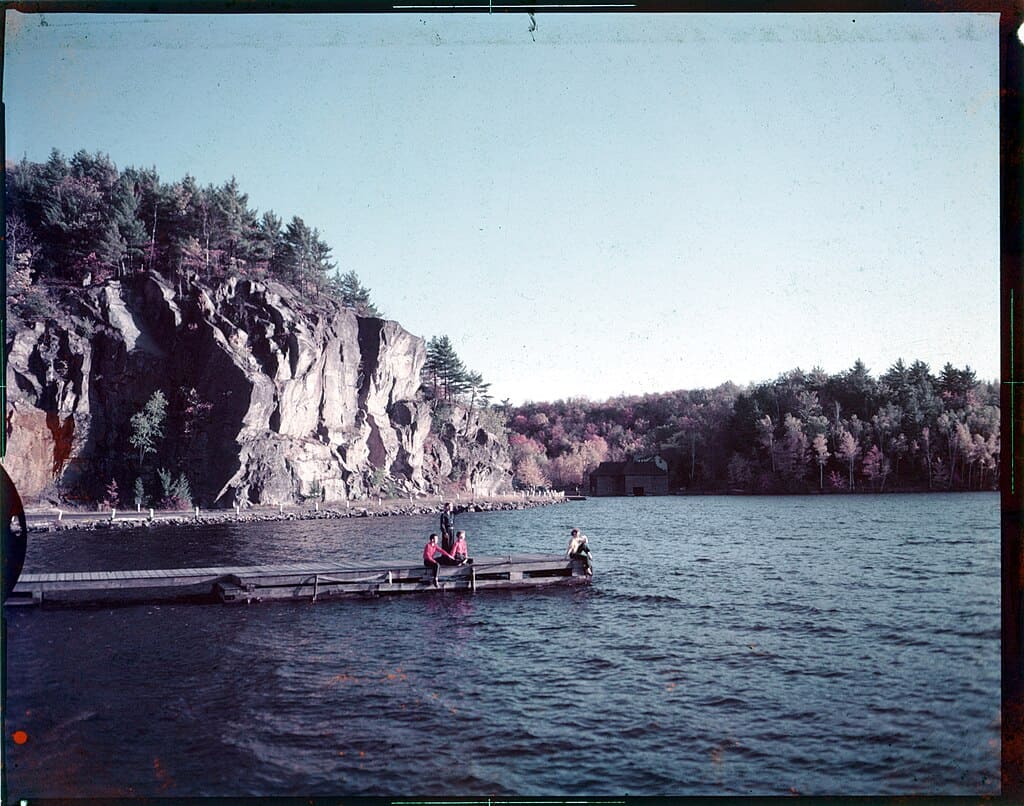 1024px-Muskoka,_Ontario,_Canada;_Autumn_scenes_(I0014765)