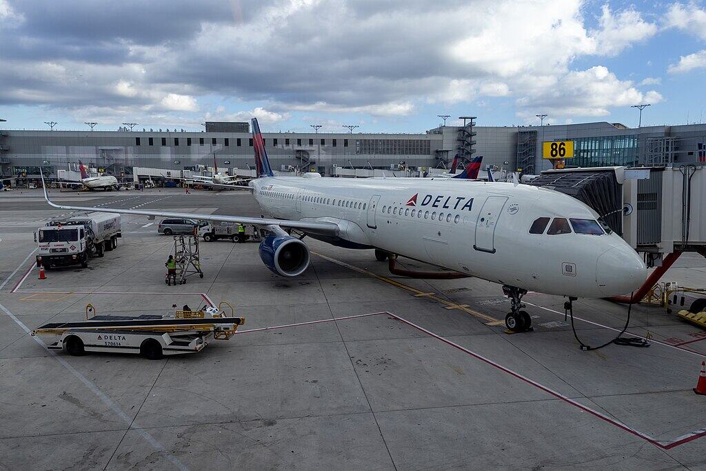 1024px-N359DN_Delta_Air_Lines_Airbus_A321-211_LaGuardia_Airport_New_York_-_September_2,_2025