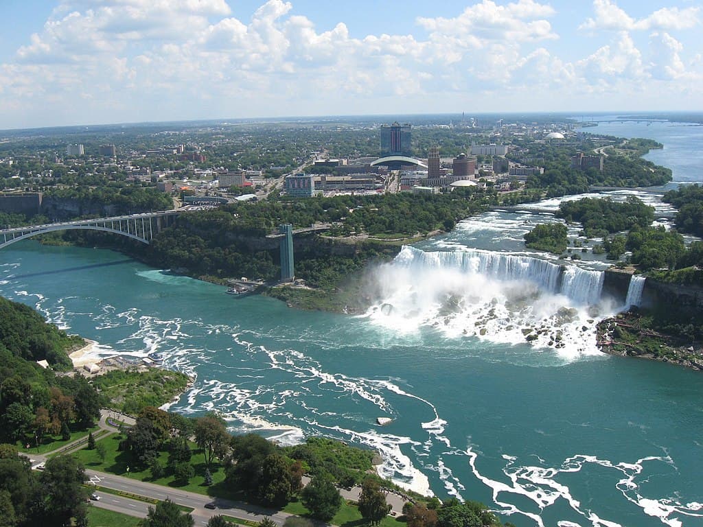 1024px-Niagara_Falls_001