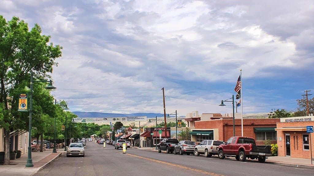 1024px-Old_Town_Cottonwood,_Arizona_(33944355225)