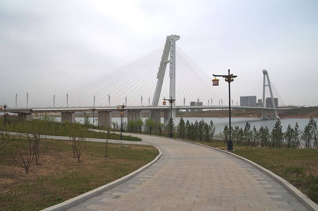1024px-Ordos.Kang_Bashi_Daqiao